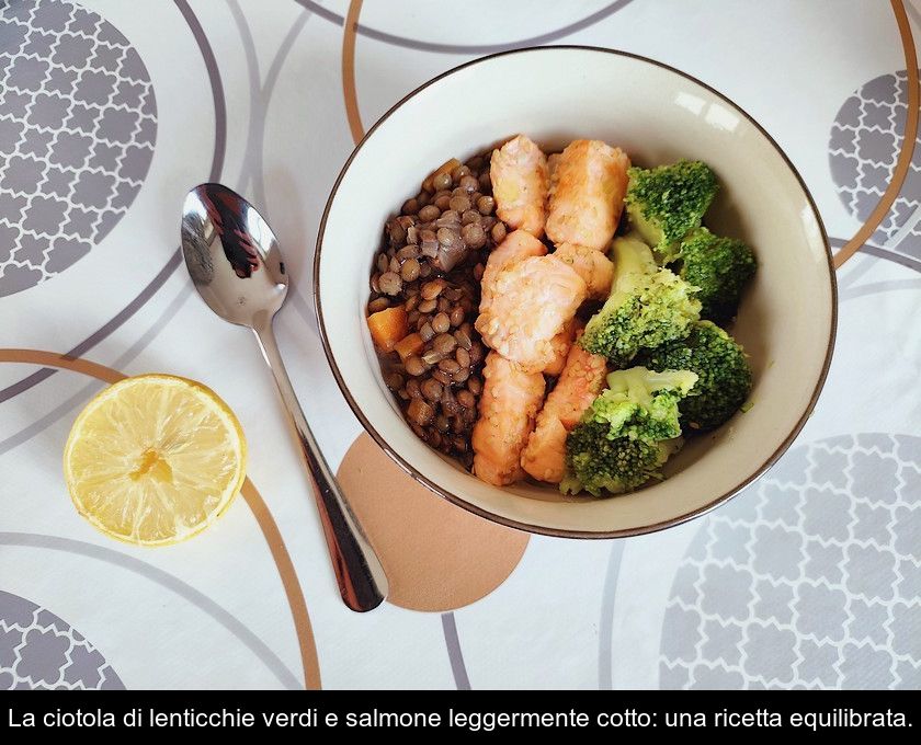 La Ciotola Di Lenticchie Verdi E Salmone Leggermente Cotto: Una Ricetta Equilibrata.
