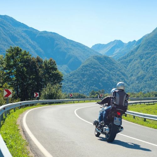 5 consigli di sicurezza per due persone in moto