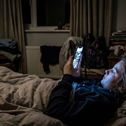 Ansia negli adolescenti: come i social media amplificano la crisi