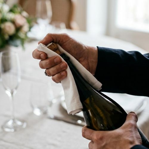 Aprire una bottiglia di champagne: la tecnica infallibile per stappare senza rotture.