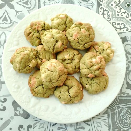 Biscotti con gocce di cioccolato bianco e Matcha: la ricetta facile