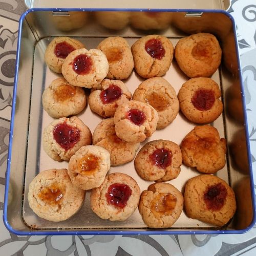 Biscotti con impronte di pollice: biscotti alla marmellata facili da preparare