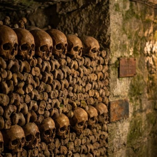 Catacombe di Parigi: la storia sotterranea della capitale, dalle cave di gesso agli ossari medievali.