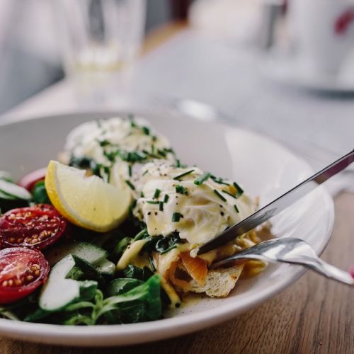 Dieta OMAD: è bene fare un solo pasto al giorno?