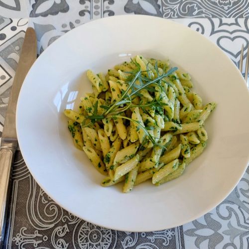 I pasta al pesto di rucola: una ricetta facile.