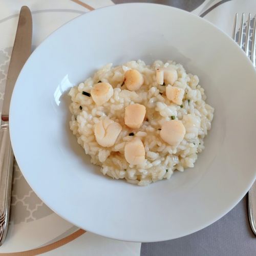 Il risotto con capesante: una ricetta festiva