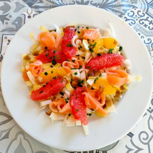 Insalata di indivia con pompelmo e salmone affumicato: una ricetta semplice