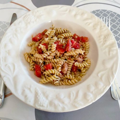 L'insalata di pasta al pesto e tonno: una ricetta facile