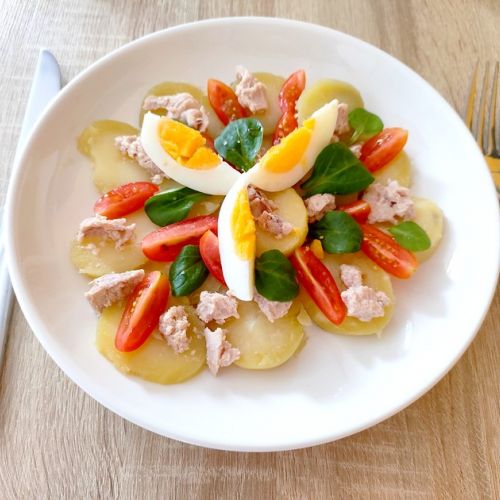 L'insalata di patate, tonno e pomodori: una ricetta facile.