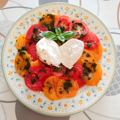 L'insalata di pomodori e burrata: una ricetta facile