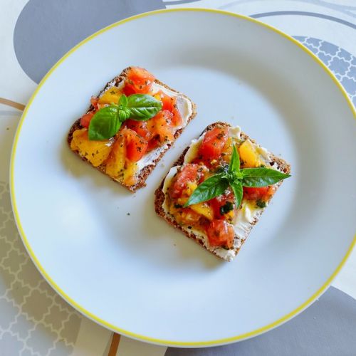 La bruschetta cruda: una ricetta facile per l'estate