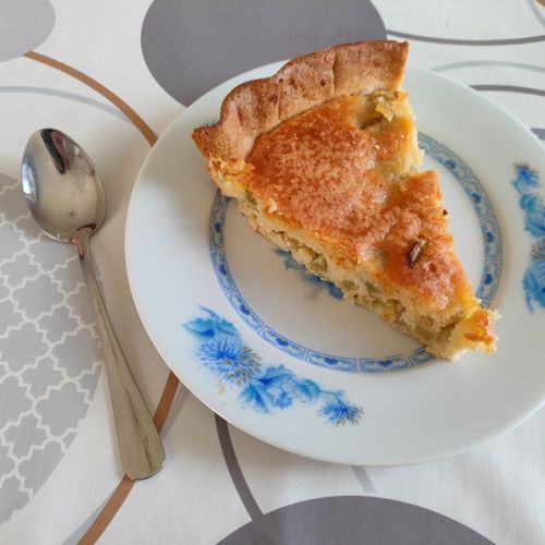 La crostata di mandorle e rabarbaro: una ricetta golosa.