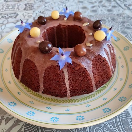 La torta di Pasqua in stile bundt cake al cioccolato.