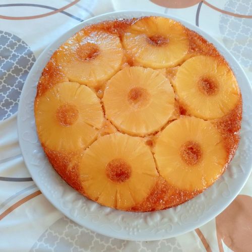 La torta rovesciata all'ananas: una deliziosa torta caramellata.