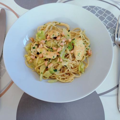 Le tagliatelle cinesi con pollo e cavolo: una ricetta esotica.