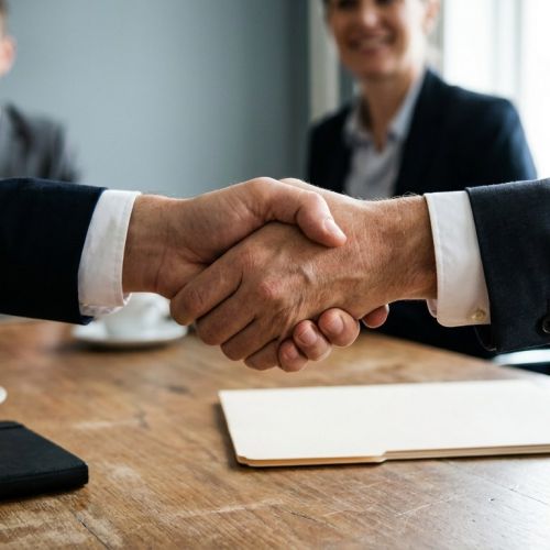 Negoziazione efficace: i segnali non verbali di apertura e onestà che ti rendono credibile