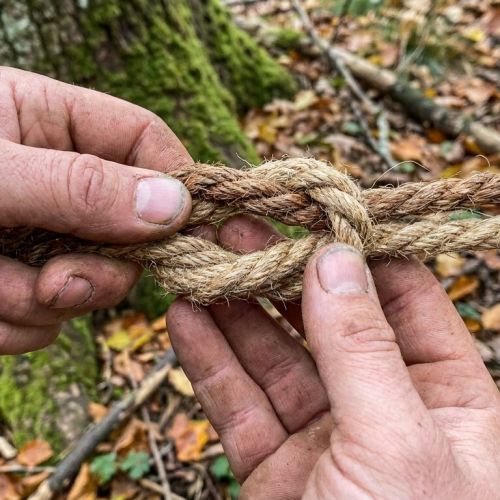 Nodi di sopravvivenza: padroneggiare il nodo piano, l'otto rifatto e il nodo di ascolto passo dopo passo.