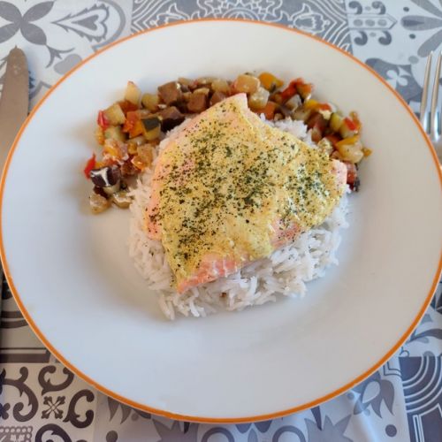 Papillote di salmone con latte di cocco: una ricetta equilibrata