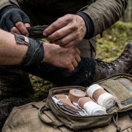 Primo soccorso in ambiente isolato: trattare le ferite senza medico