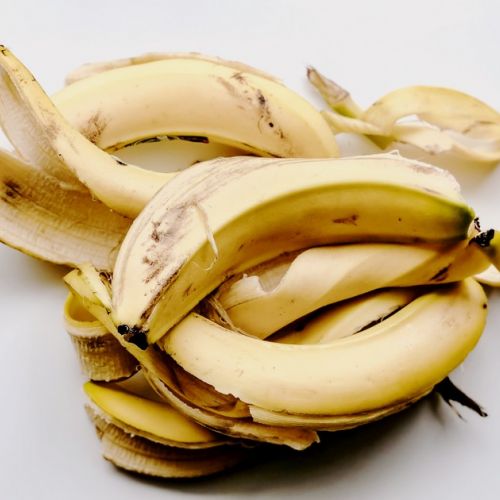 Produrre concime naturale con la buccia di banana.