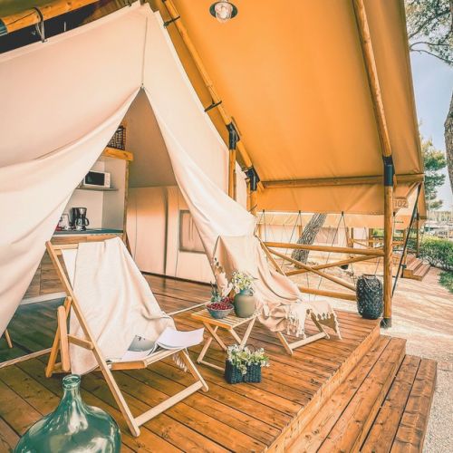 Qual è la differenza tra campeggio e glamping?