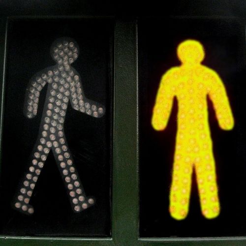 Sicurezza stradale: un nuovo semaforo giallo per i pedoni.