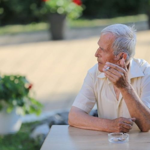 Smettere di fumare dopo i 50 anni: ne vale la pena?