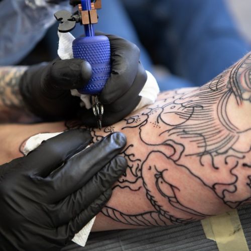 Studio di tatuaggi: 5 cose da sapere sulla professione del tatuatore