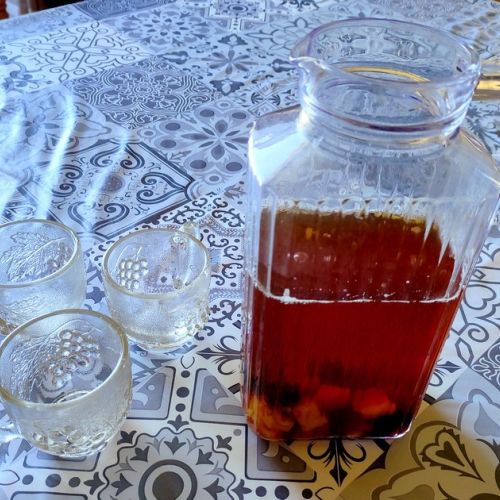 Tè freddo con frutta: una bevanda analcolica originale