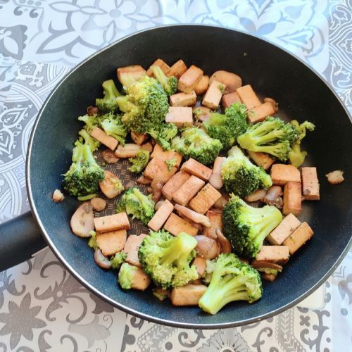 Tofu in padella con broccoli: una ricetta vegetariana
