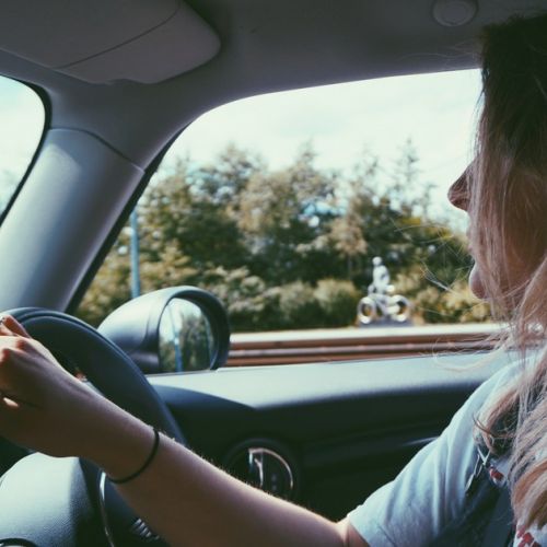Viaggio in auto: 5 consigli per evitare la sonnolenza alla guida