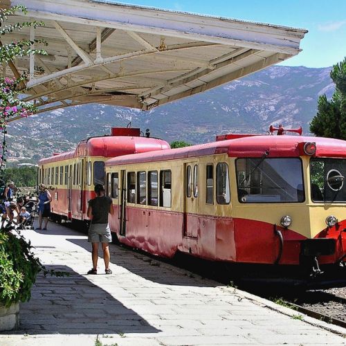 Visitare la Corsica in modo diverso grazie al trenino corso