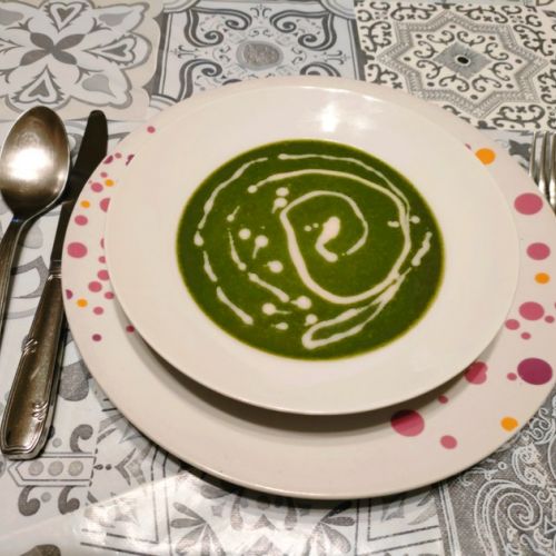 Zuppa di spinaci e lattuga d'agnello: una ricetta semplice